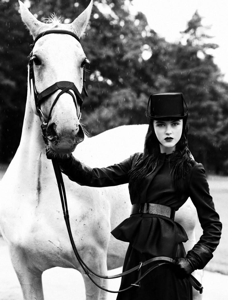 Модели для рекламы одежды премиум-класса для конного спорта.