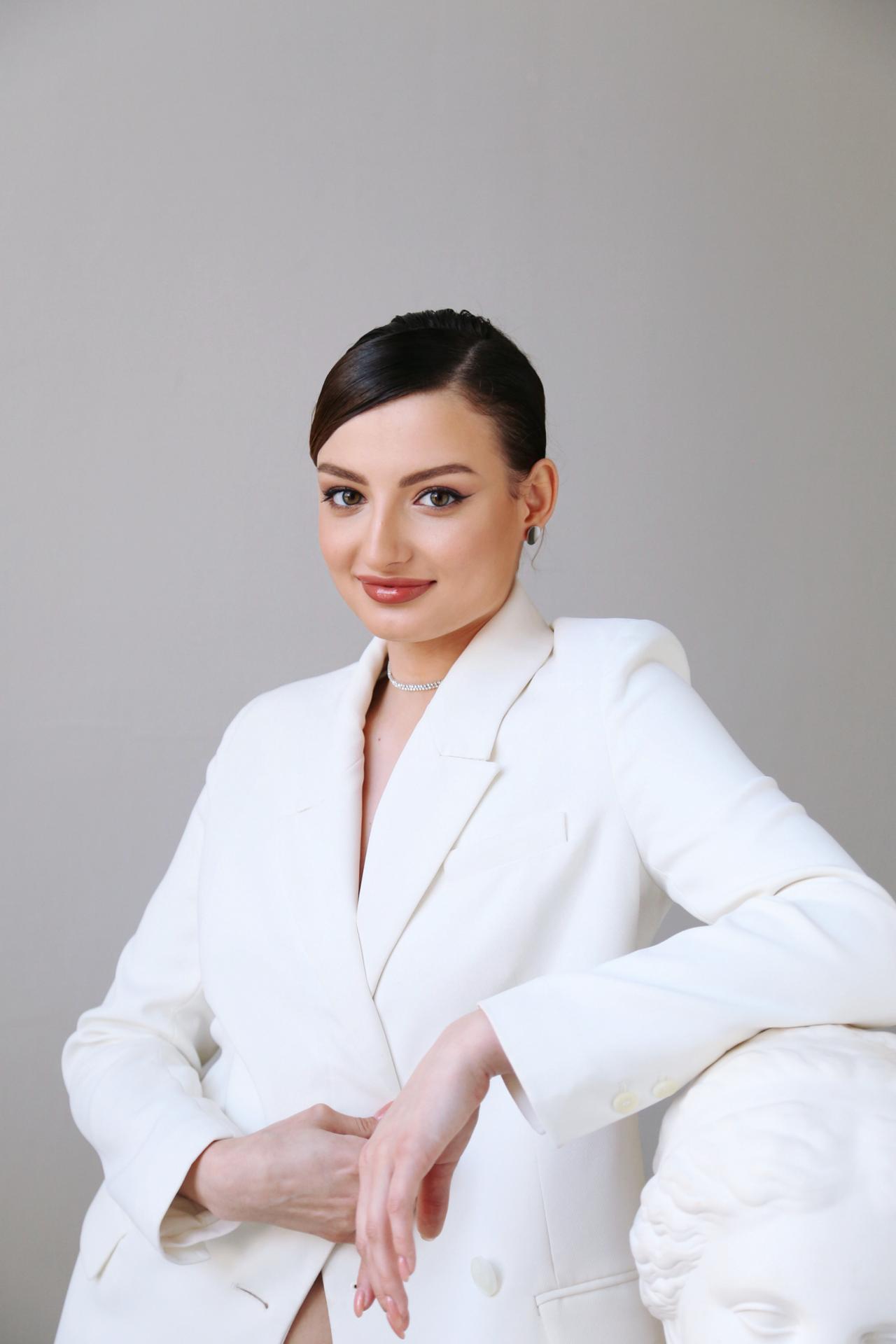 Шәуетпен жабылған түкті кисканың фотосы Шлюздердегі сүйкімді шағын көйлектер