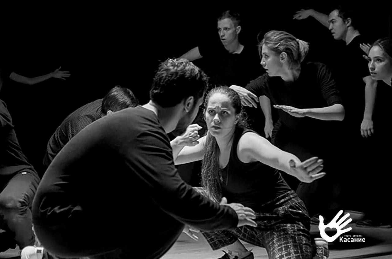 в театр-студию на занятия